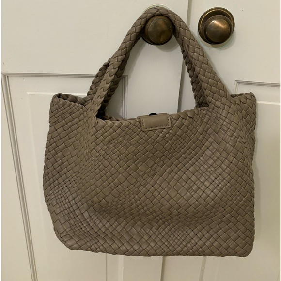 Falor Made in Italy Leather Woven Bag in Neutral Taupe Color. - Picture 5 of 17
